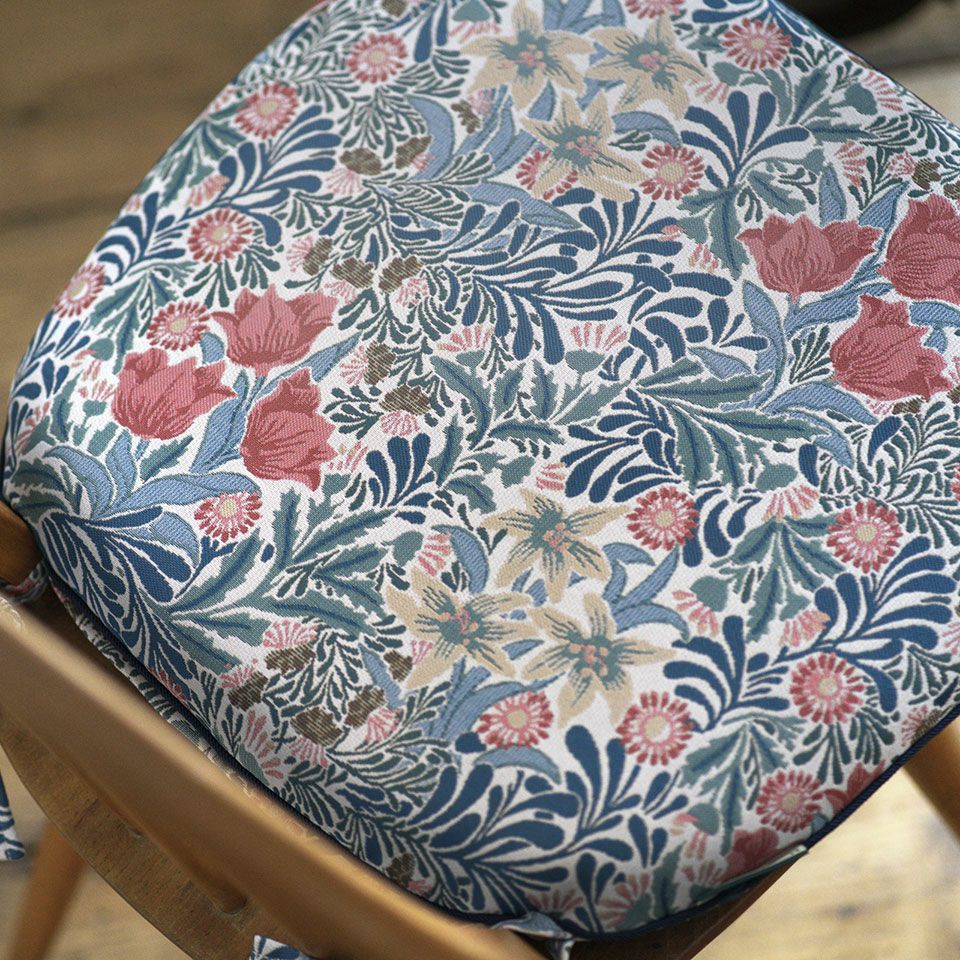 1877年にウィリアム・モリスの柄として登録されたバウアーは、生命力にあふれる葉や花が咲き乱れる楽園を描いたデザインです