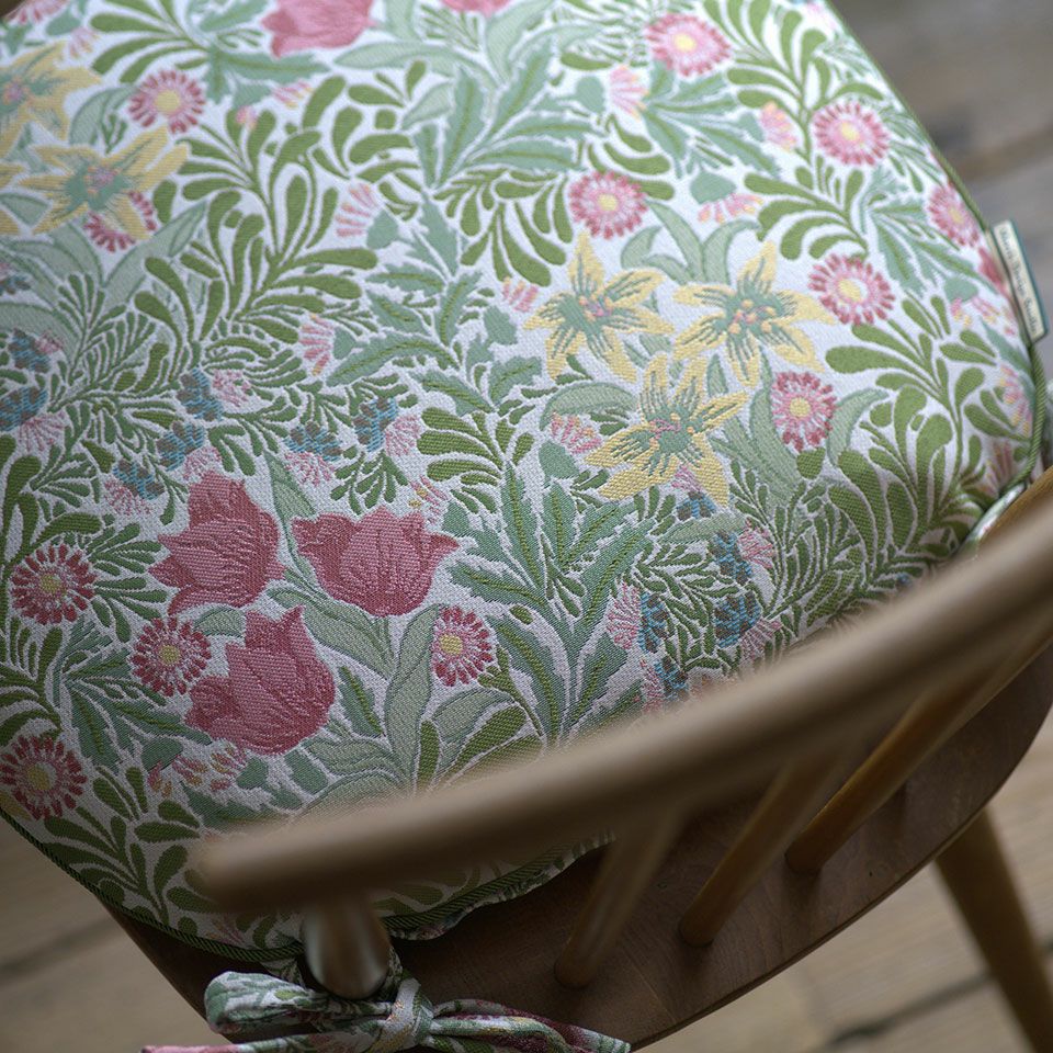 縫い付けの紐で椅子にしっかりと固定して使える便利なダイニングシートクッションです