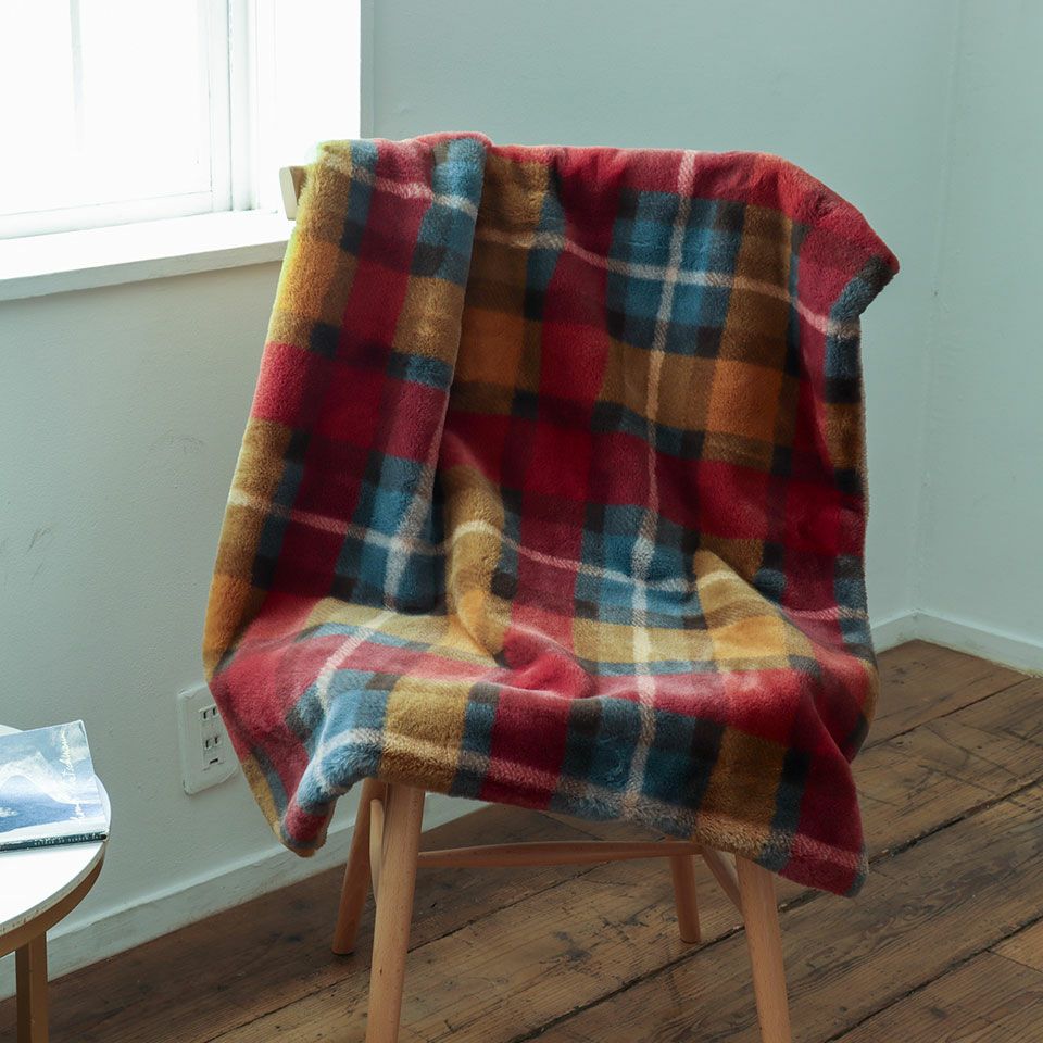 トラッドなチェックが普遍的でありつつも、毎シーズンリニューアルするカラーリングも魅力の一つです