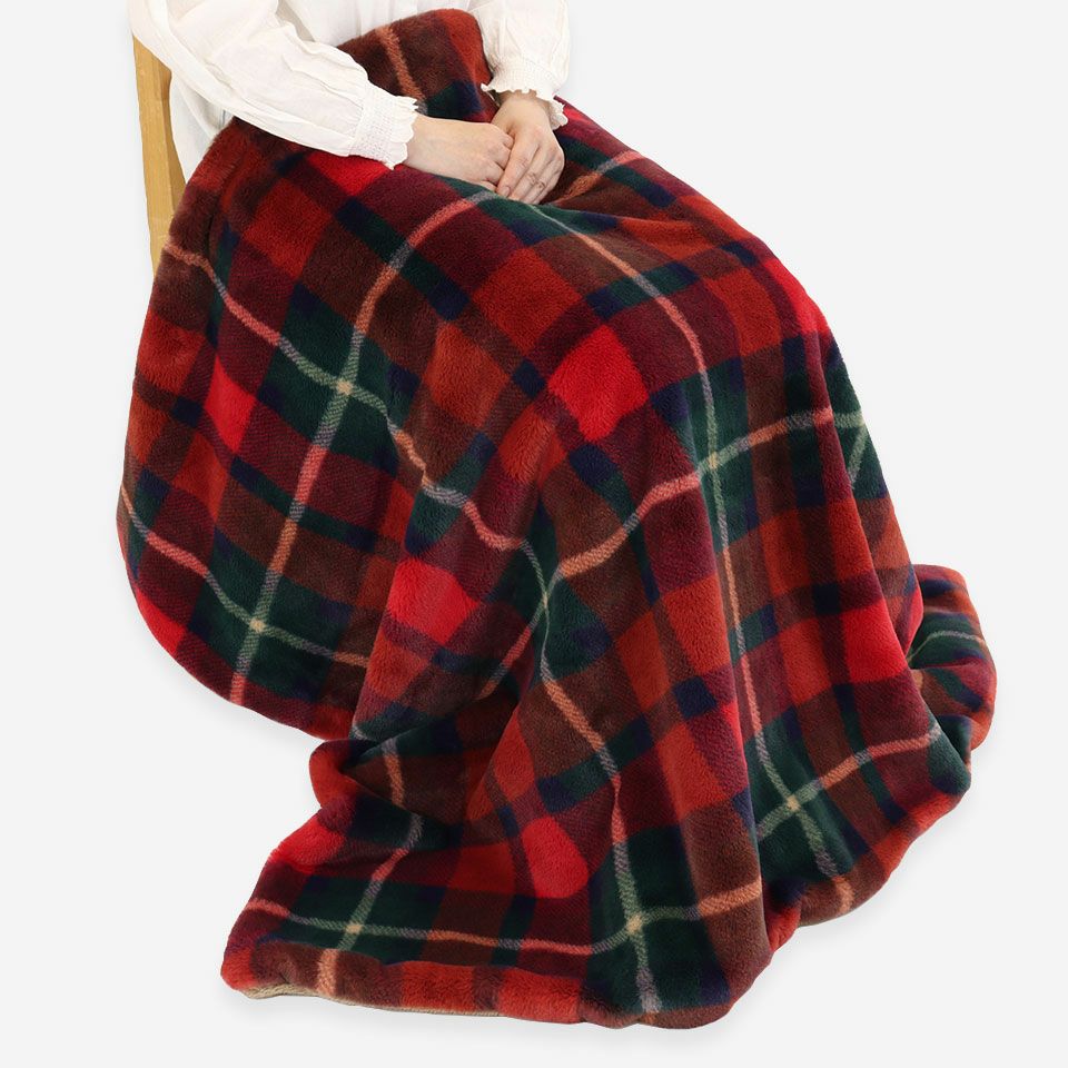 100×140cmサイズは、リビングでちょっとお昼寝やひざ掛けだけでは寒い冬本番の防寒ブランケットにいかがでしょうか／カラー：レッド