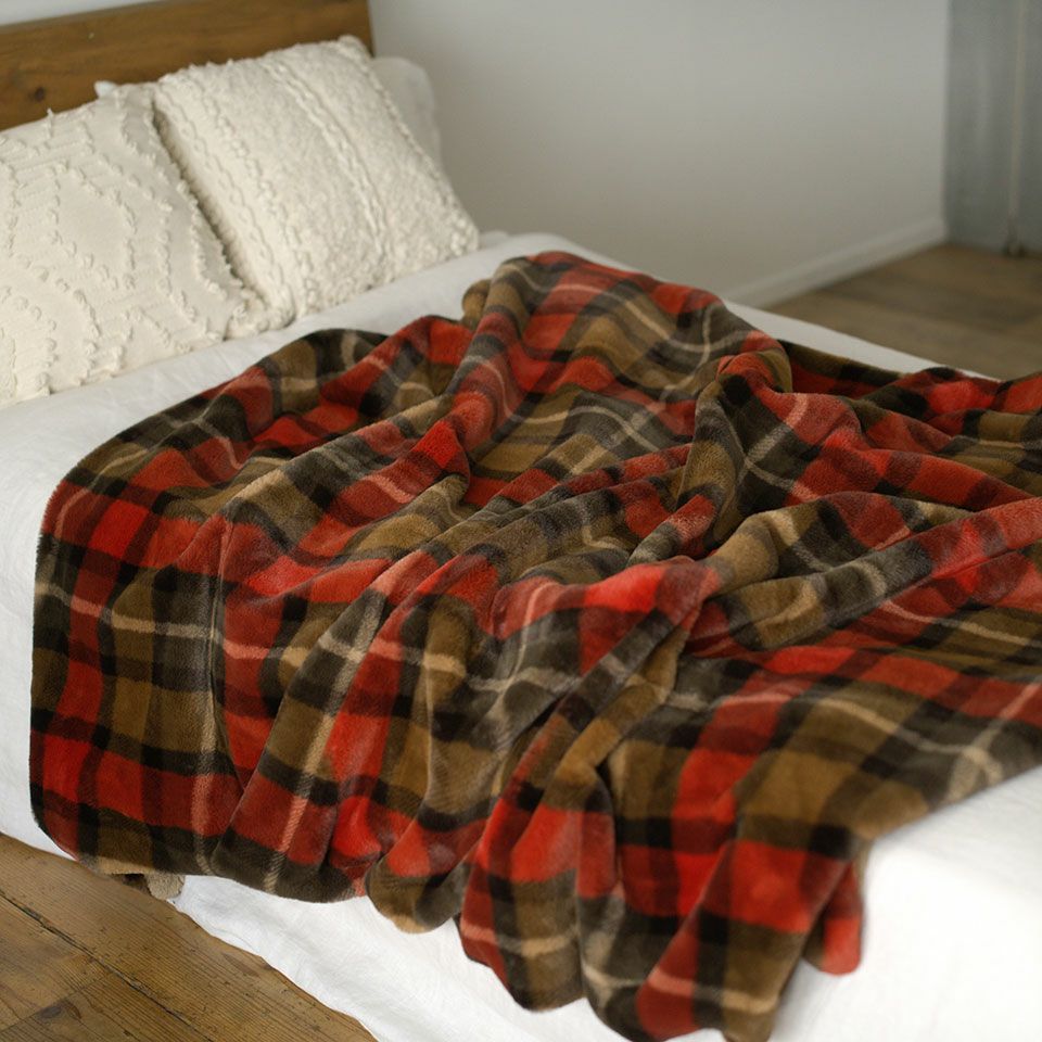 140×190cmサイズは、ひざ掛けはもちろん、ベッドでも使える大判サイズです／カラー：ブラウン