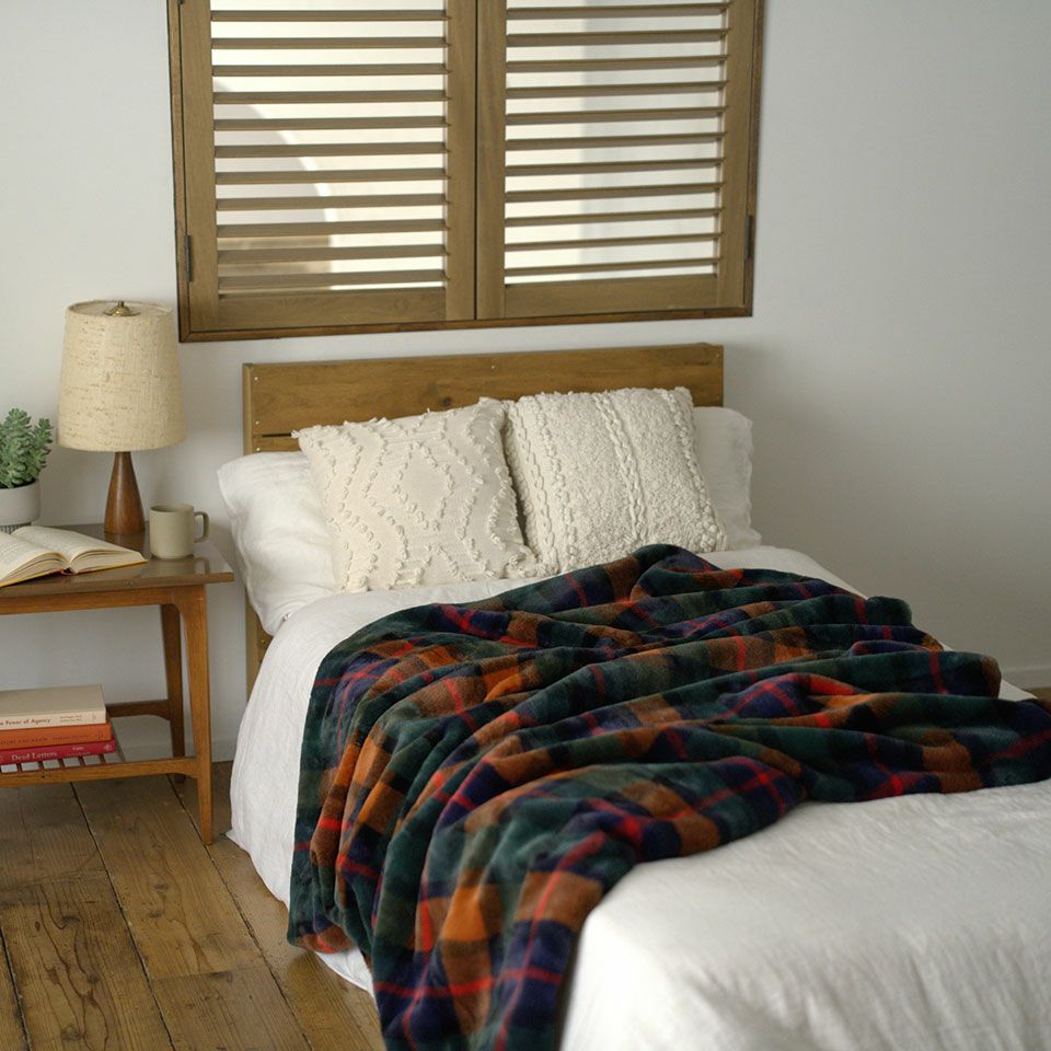 140×190cmサイズは、ひざ掛けはもちろん、ベッドでも使える大判サイズです／カラー：ネイビー