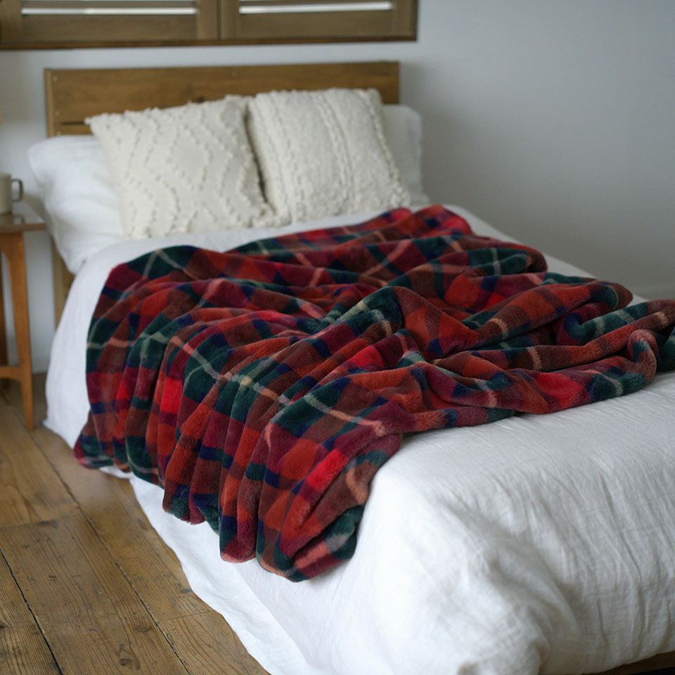 140×190cmサイズは、ひざ掛けはもちろん、ベッドでも使える大判サイズです／カラー：レッド