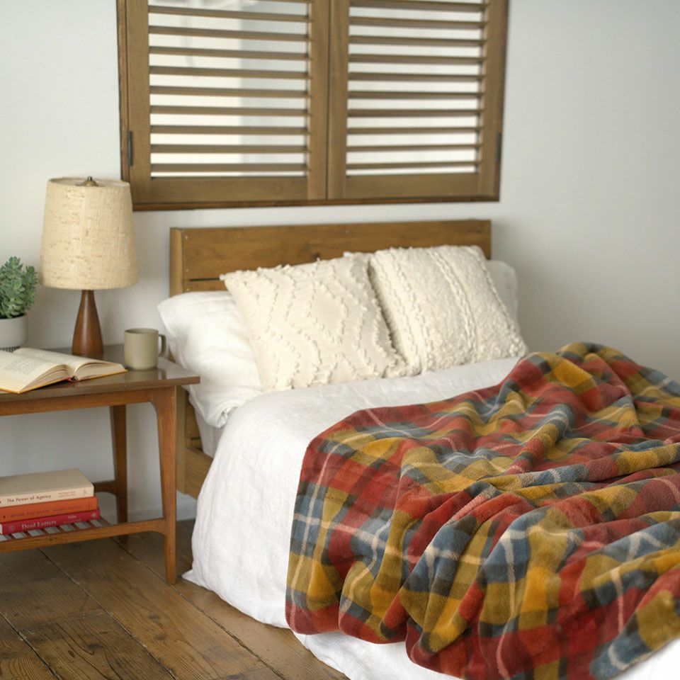 140×190cmサイズは、ひざ掛けはもちろん、ベッドでも使える大判サイズです／カラー：イエロー