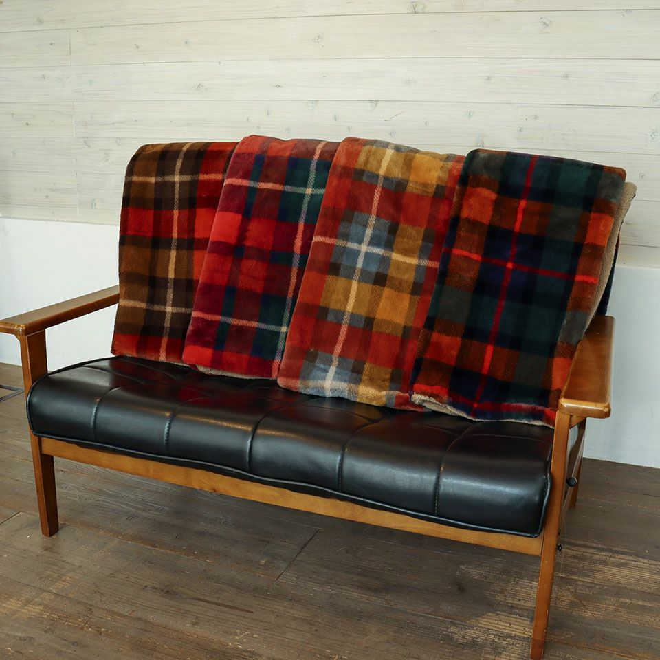 左からブラウン・レッド・イエロー・ネイビーの4色で展開しています