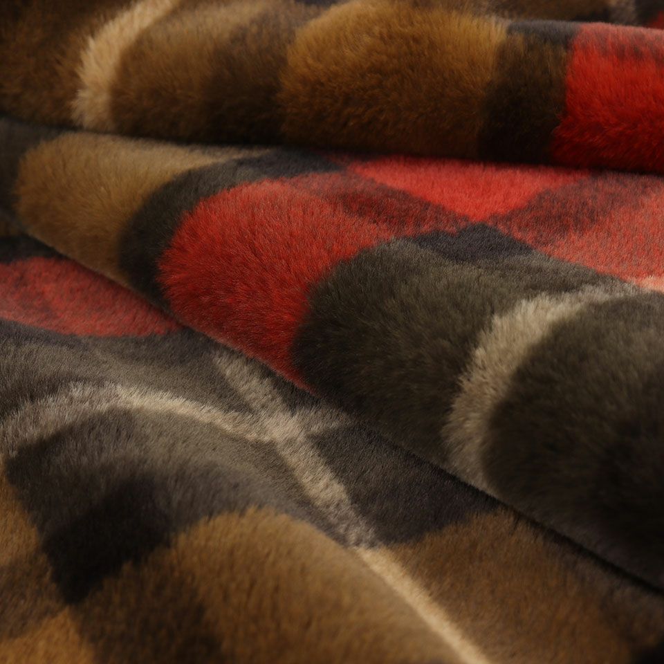 ブラウン色はゴールドブラウンとレッドを組み合わせ、シンプルで甘さ控えめな落ち着いた印象に仕上げました