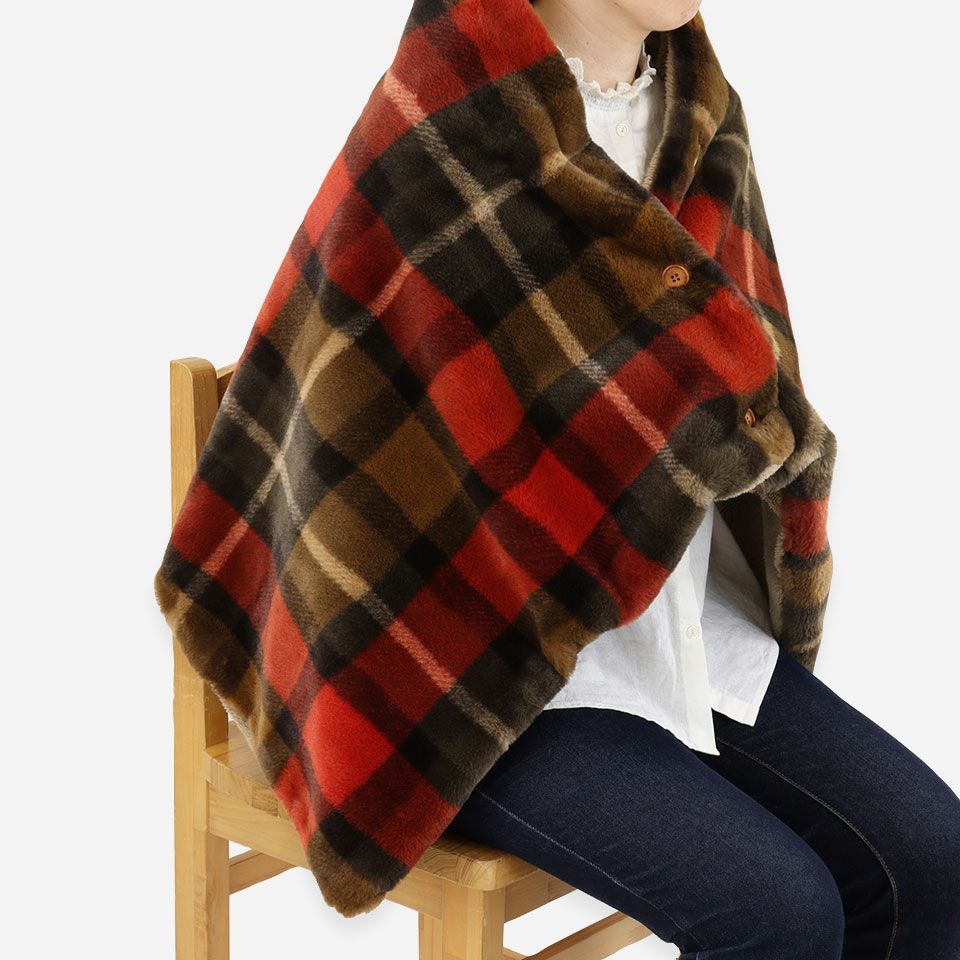 ボタンが付いているので、留め方次第でさまざまな着こなしが楽しめます／使用例：ポンチョ／カラー：ブラウン