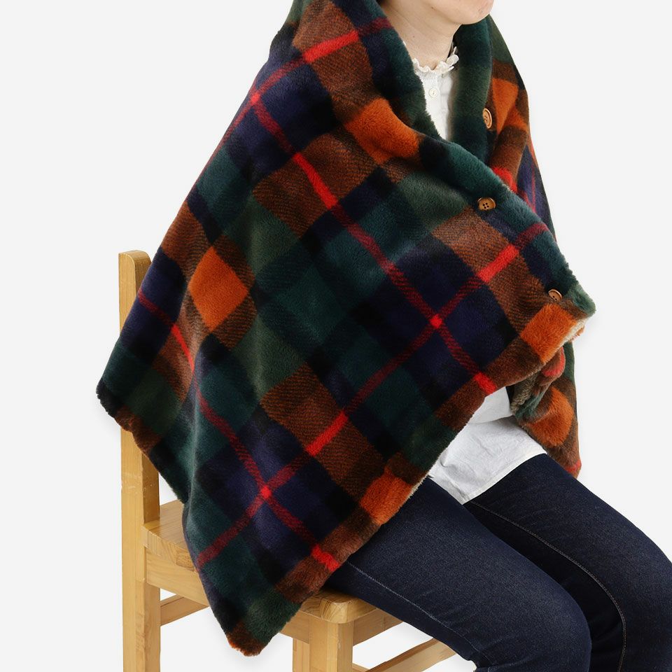 ボタンが付いているので、留め方次第でさまざまな着こなしが楽しめます／使用例：ポンチョ／カラー：ネイビー