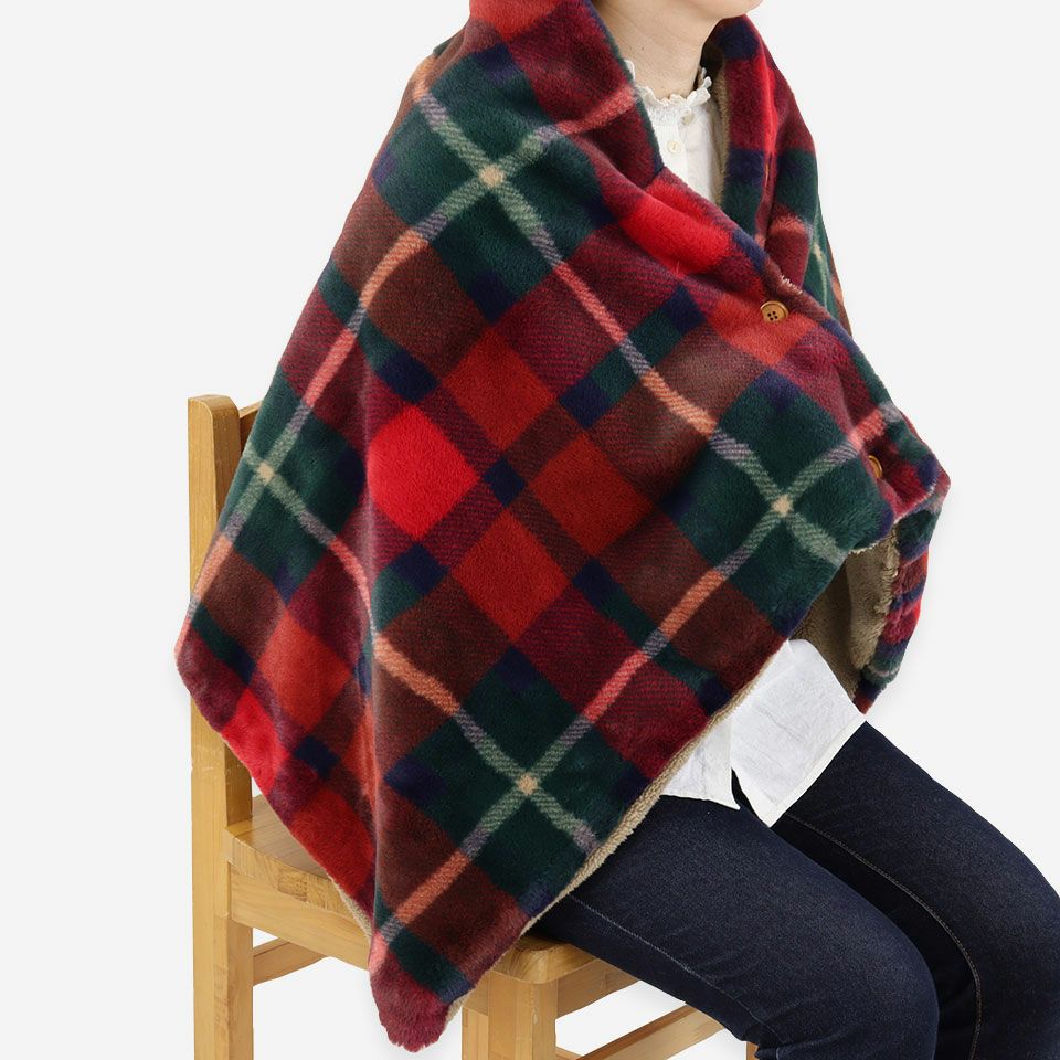 ボタンが付いているので、留め方次第でさまざまな着こなしが楽しめます／使用例：ポンチョ／カラー：レッド