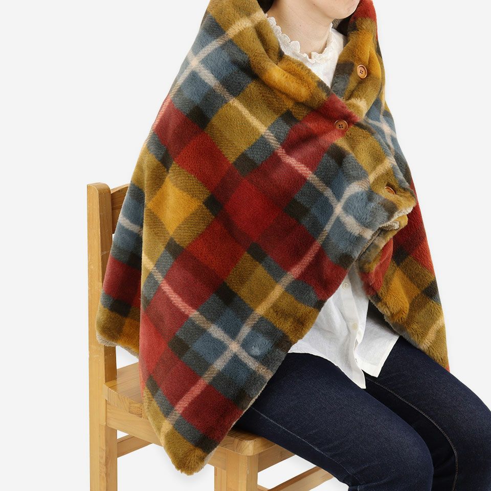 ボタンが付いているので、留め方次第でさまざまな着こなしが楽しめます／使用例：ポンチョ／カラー：イエロー