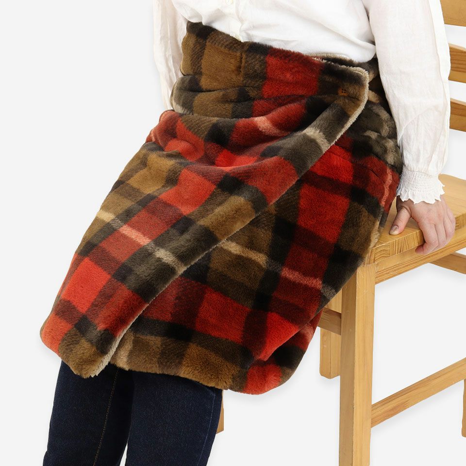 ボタンが付いているので、留め方次第でさまざまな着こなしが楽しめます／使用例：巻スカート／カラー：ブラウン