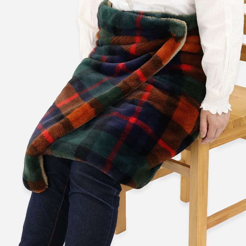 ボタンが付いているので、留め方次第でさまざまな着こなしが楽しめます／使用例：巻スカート／カラー：ネイビー