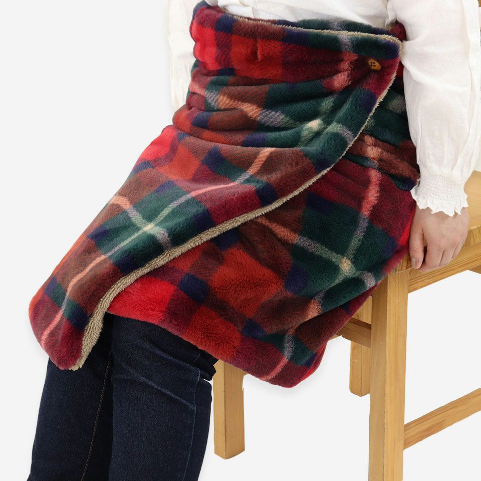 ボタンが付いているので、留め方次第でさまざまな着こなしが楽しめます／使用例：巻スカート／カラー：レッド