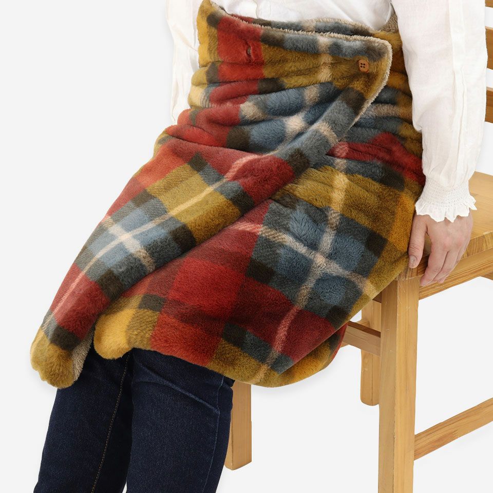 ボタンが付いているので、留め方次第でさまざまな着こなしが楽しめます／使用例：巻スカート／カラー：イエロー