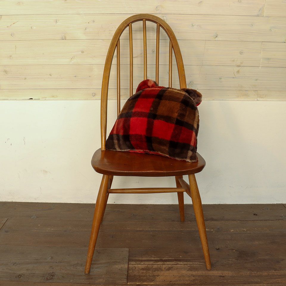 デスクワークのお供にもおすすめで、デスクと自分の間に挟んだり、背もたれにしたり姿勢サポートクッションとしても便利です／カラー：ブラウン