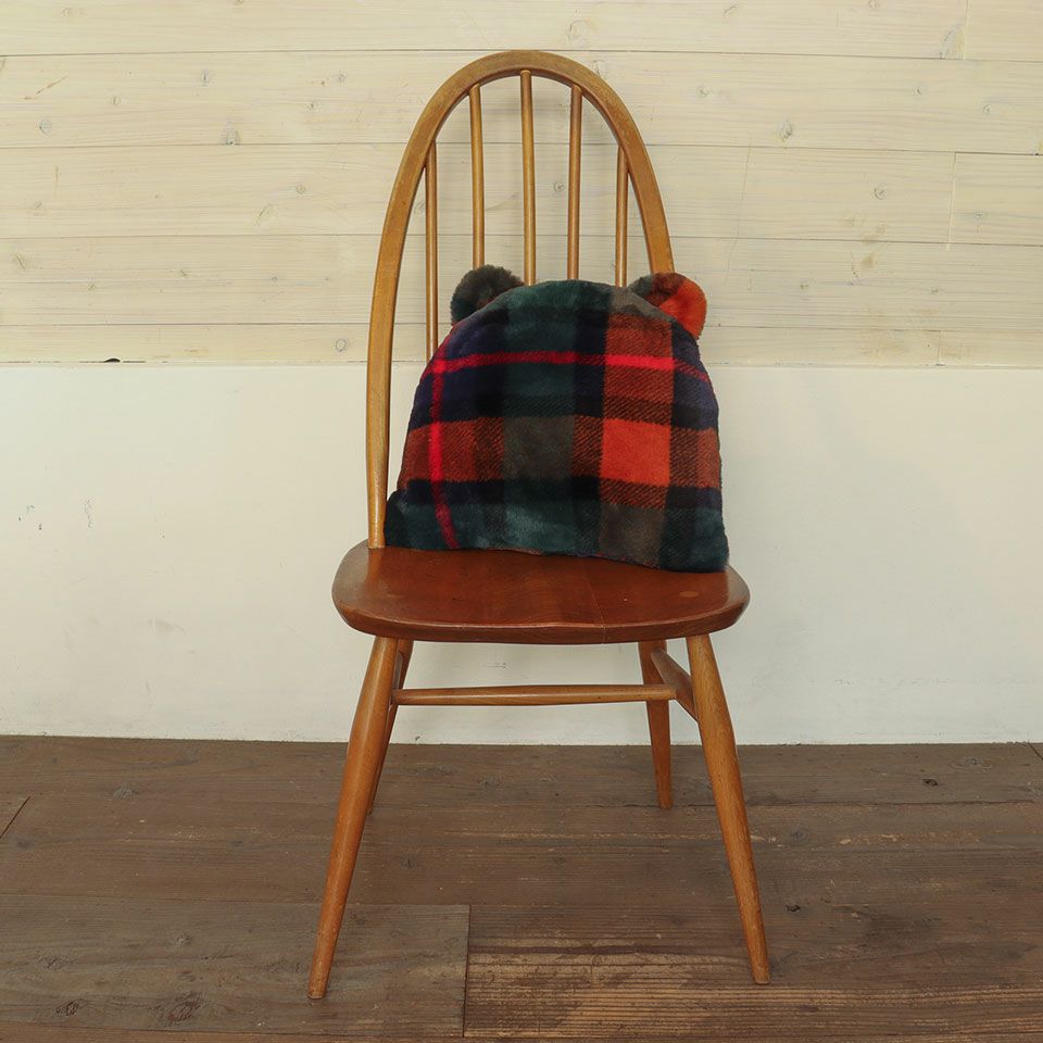 デスクワークのお供にもおすすめで、デスクと自分の間に挟んだり、背もたれにしたり姿勢サポートクッションとしても便利です／カラー：ネイビー