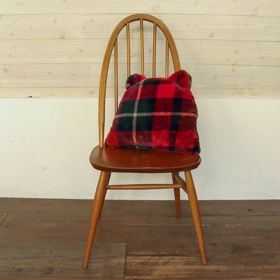 デスクワークのお供にもおすすめで、デスクと自分の間に挟んだり、背もたれにしたり姿勢サポートクッションとしても便利です／カラー：レッド