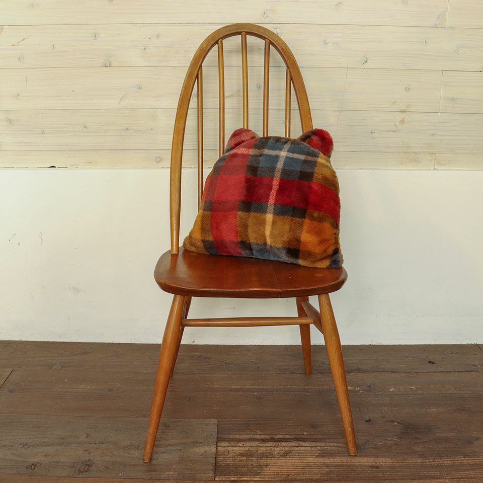 デスクワークのお供にもおすすめで、デスクと自分の間に挟んだり、背もたれにしたり姿勢サポートクッションとしても便利です／カラー：イエロー