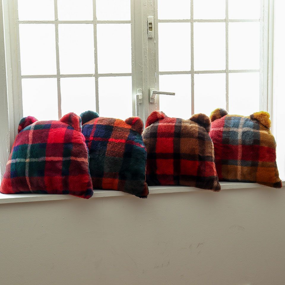 左からレッド・ネイビー・ブラウン・イエローの4色で展開しています