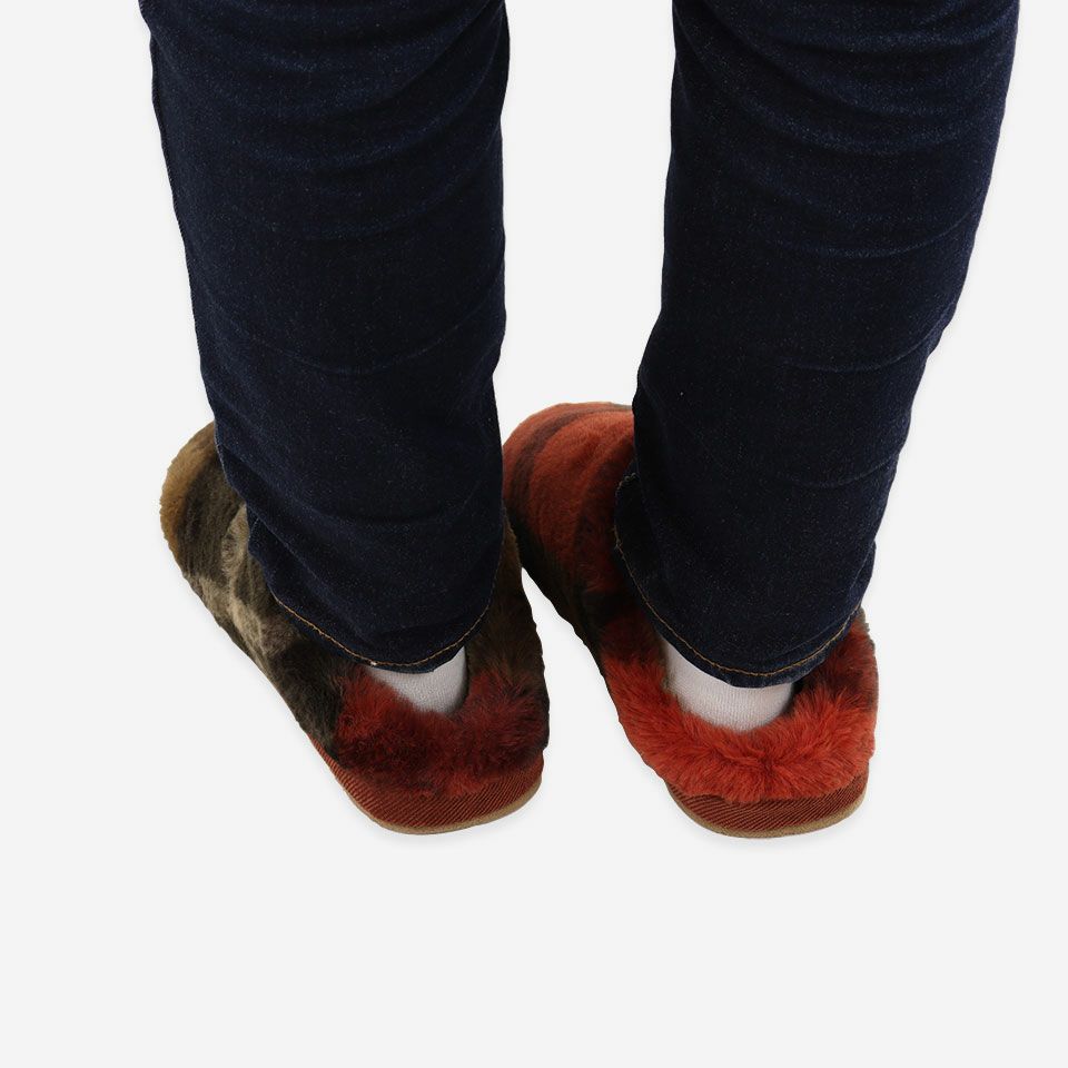 着用画像／Mサイズ 23～24.5cm／背面／足首あたりまですっぽりと覆うのでとてもあたたかく寒いシーズンに人気です／カラー：ブラウン