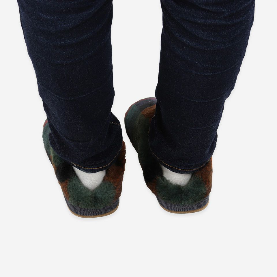 着用画像／Mサイズ 23～24.5cm／背面／足首あたりまですっぽりと覆うのでとてもあたたかく寒いシーズンに人気です／カラー：ネイビー