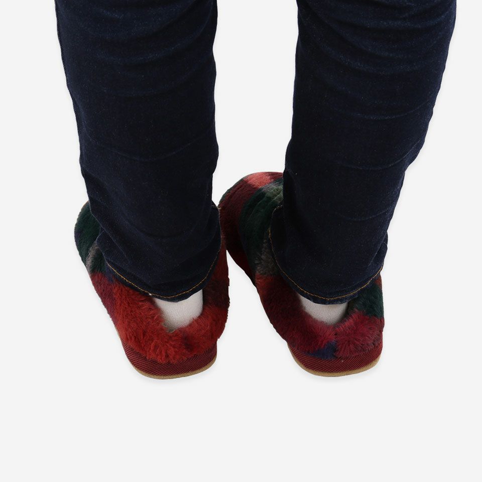 着用画像／Mサイズ 23～24.5cm／背面／足首あたりまですっぽりと覆うのでとてもあたたかく寒いシーズンに人気です／カラー：レッド