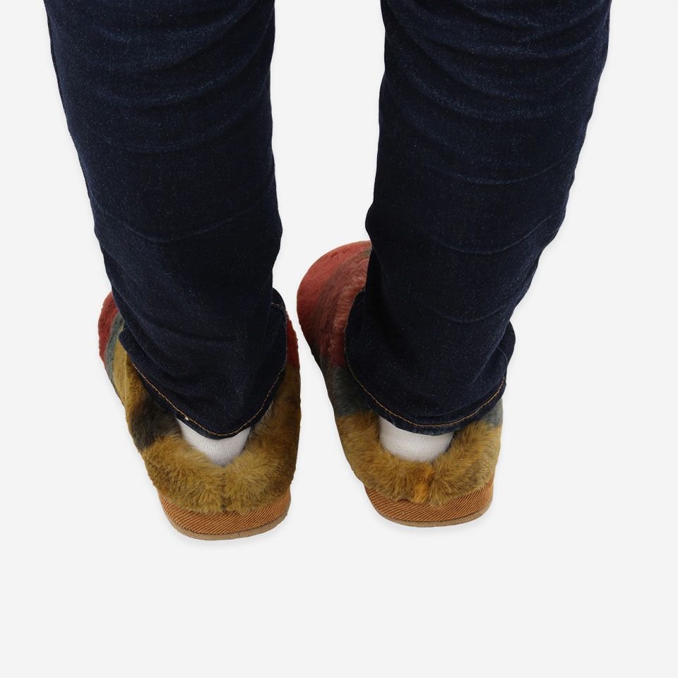 着用画像／Mサイズ 23～24.5cm／背面／足首あたりまですっぽりと覆うのでとてもあたたかく寒いシーズンに人気です／カラー：イエロー