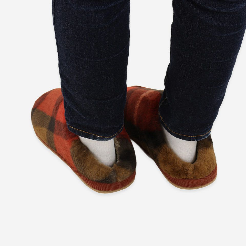 着用画像／Lサイズ 25～27cm／背面／足首あたりまですっぽりと覆うのでとてもあたたかく寒いシーズンに人気です／カラー：ブラウン