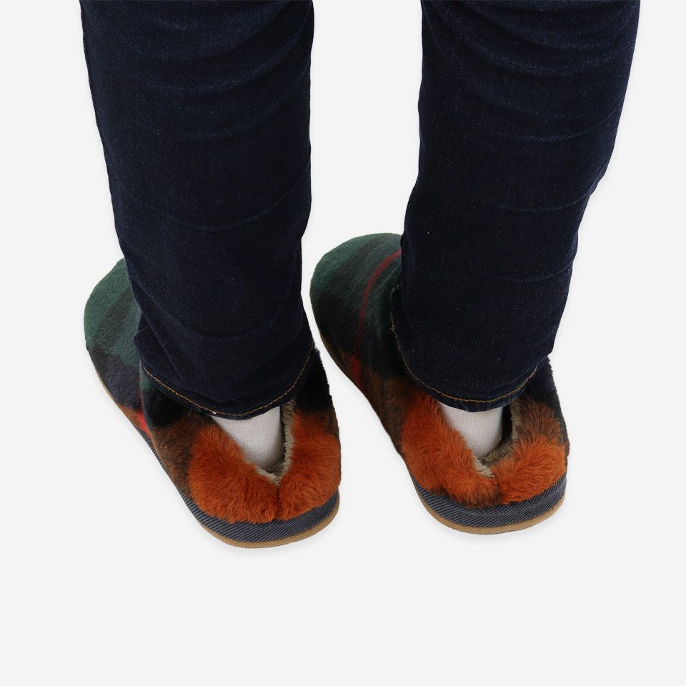 着用画像／Lサイズ 25～27cm／背面／足首あたりまですっぽりと覆うのでとてもあたたかく寒いシーズンに人気です／カラー：ネイビー