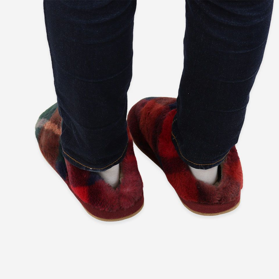 着用画像／Lサイズ 25～27cm／背面／足首あたりまですっぽりと覆うのでとてもあたたかく寒いシーズンに人気です／カラー：レッド