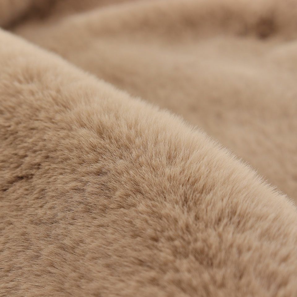 豊かで贅沢な高密度フェイクファーシリーズです／表面／カラー：ベージュ