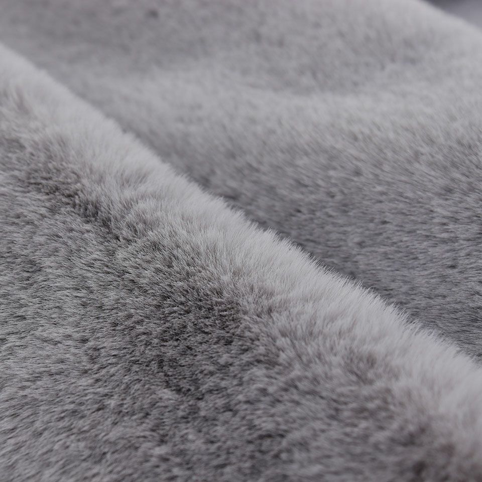 豊かで贅沢な高密度フェイクファーシリーズです／表面／カラー：グレー