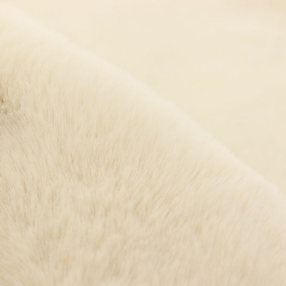 豊かで贅沢な高密度フェイクファーシリーズです／表面／カラー：アイボリー