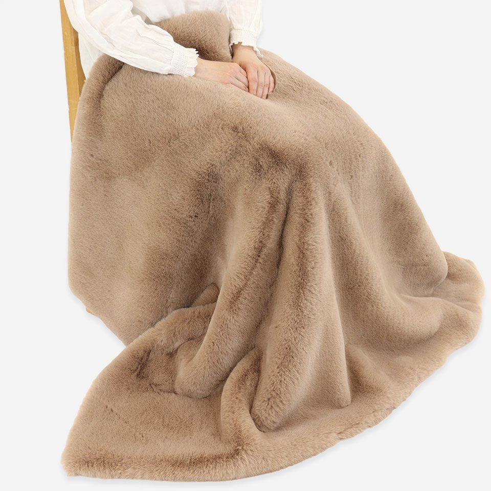 100×140cmのハーフケットサイズは全身を包み込めるので、ソファーやベッドでのくつろぎタイムに最適です／カラー：ベージュ
