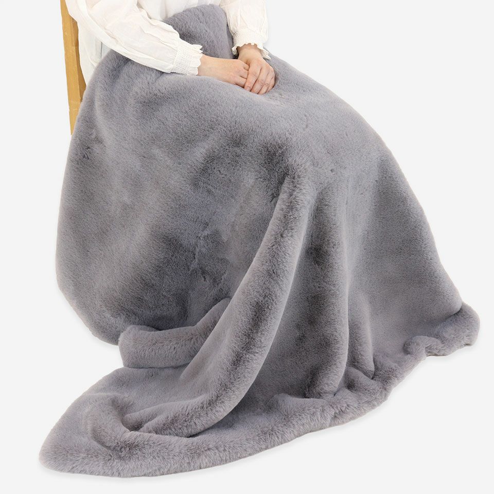100×140cmのハーフケットサイズは全身を包み込めるので、ソファーやベッドでのくつろぎタイムに最適です／カラー：グレー