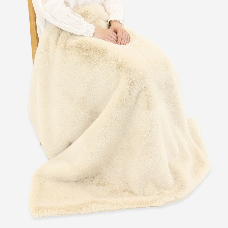 100×140cmのハーフケットサイズは全身を包み込めるので、ソファーやベッドでのくつろぎタイムに最適です／カラー：アイボリー