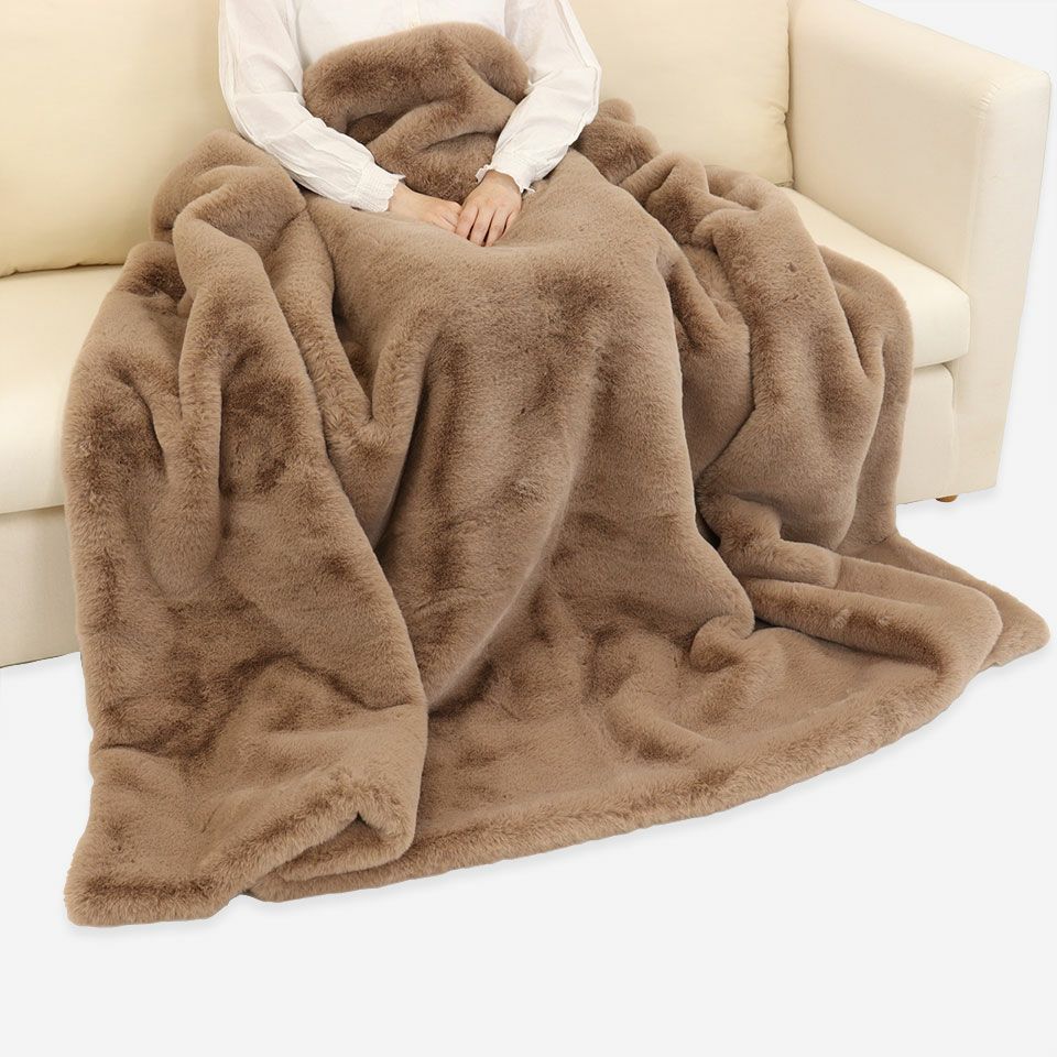 140×190cmサイズは、ひざ掛けはもちろん、ベッドでも使える大判サイズです／カラー：ベージュ