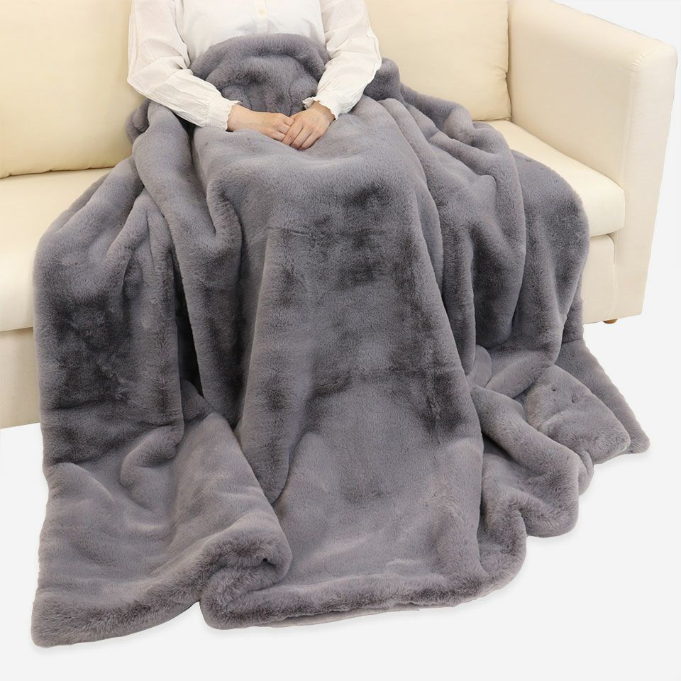 140×190cmサイズは、ひざ掛けはもちろん、ベッドでも使える大判サイズです／カラー：グレー