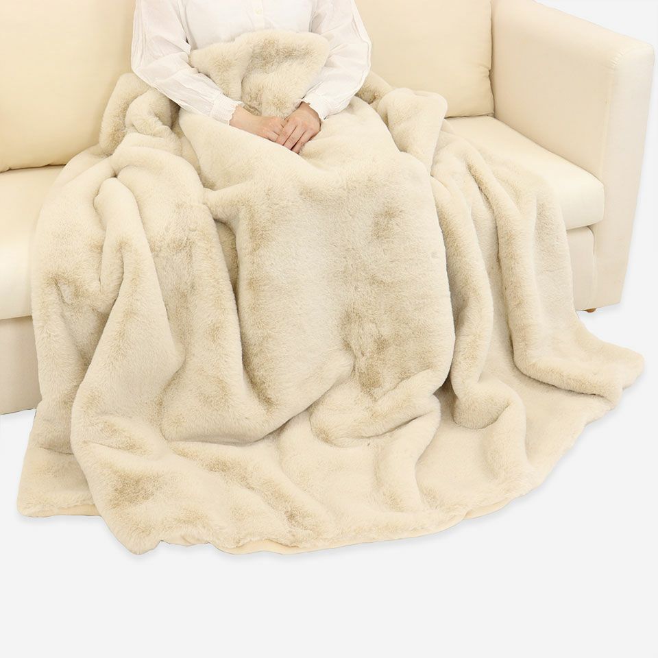 140×190cmサイズは、ひざ掛けはもちろん、ベッドでも使える大判サイズです／カラー：アイボリー