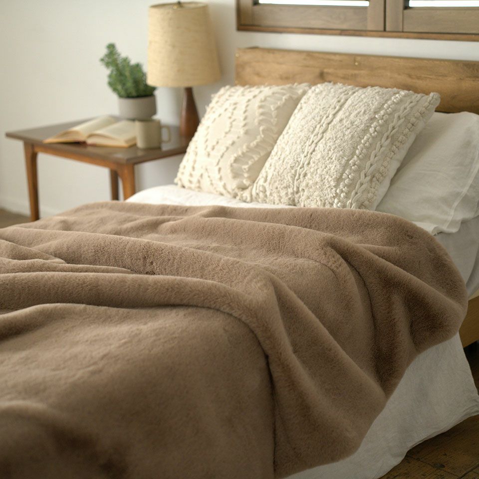 140×190cmのシングルサイズはベッドでのご使用におすすめのサイズです／カラー：ベージュ