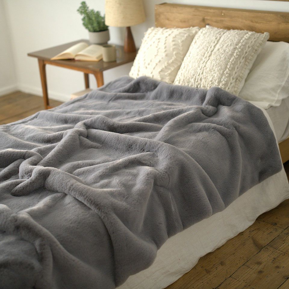 140×190cmのシングルサイズはベッドでのご使用におすすめのサイズです／カラー：グレー