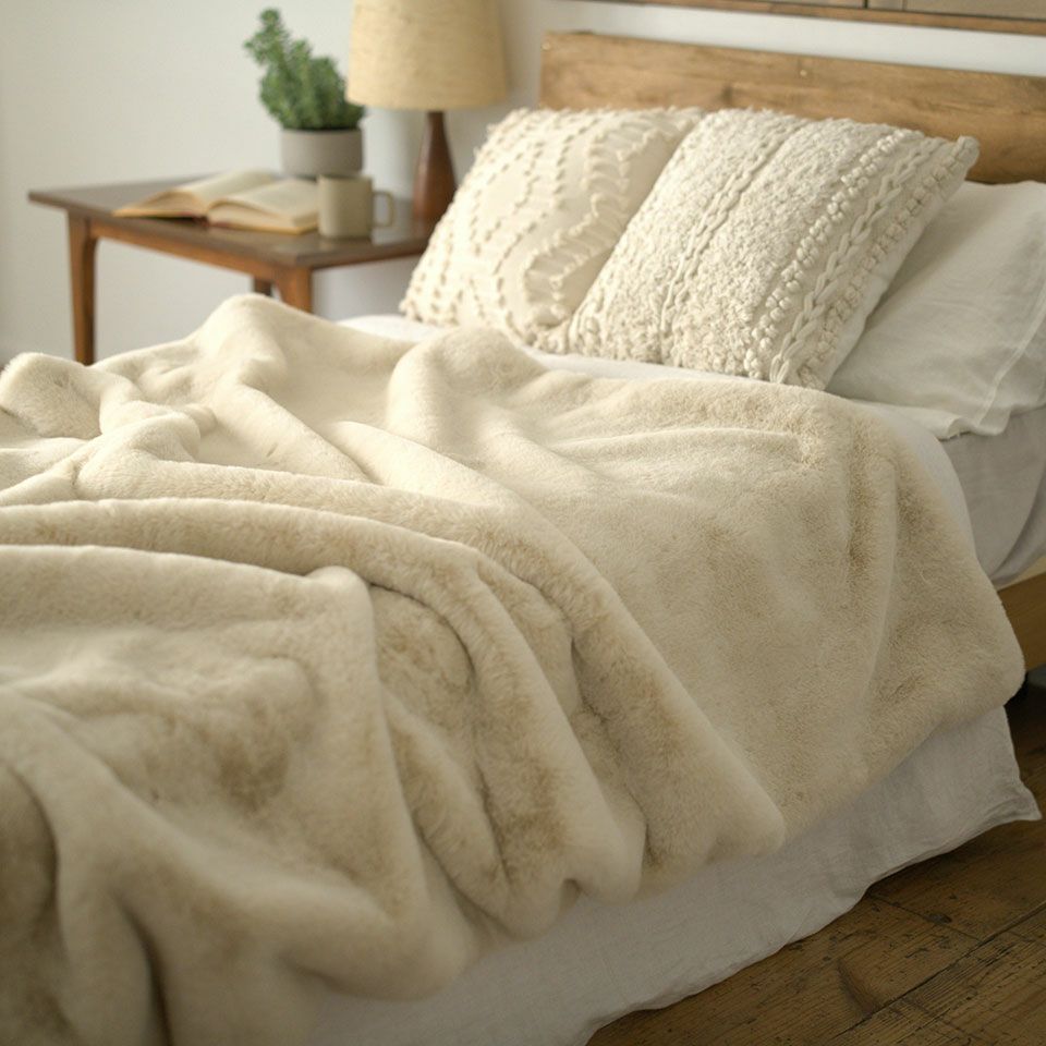 140×190cmのシングルサイズはベッドでのご使用におすすめのサイズです／カラー：アイボリー