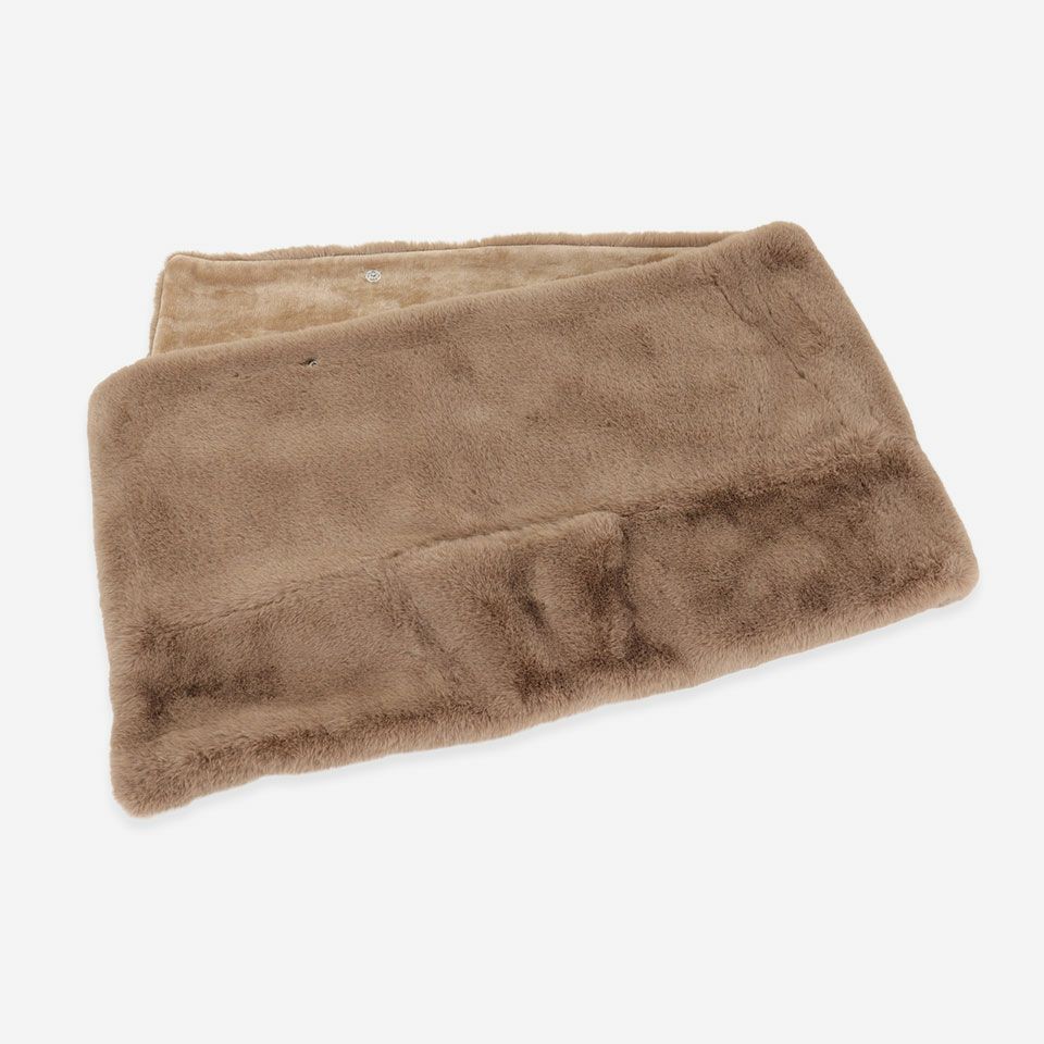 裏面にはファーと同色のしっとりなめらかなフランネル生地を使い上品に仕上げています／カラー：ベージュ