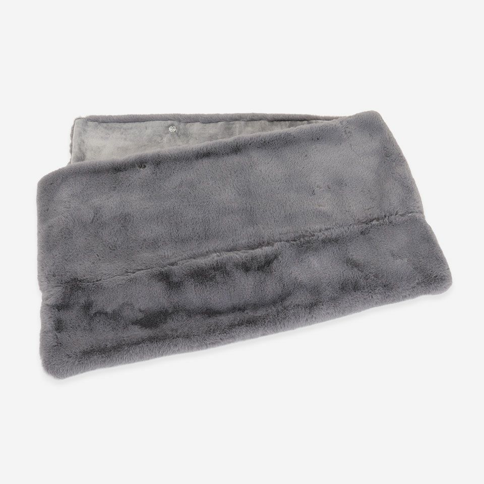 裏面にはファーと同色のしっとりなめらかなフランネル生地を使い上品に仕上げています／カラー：グレー