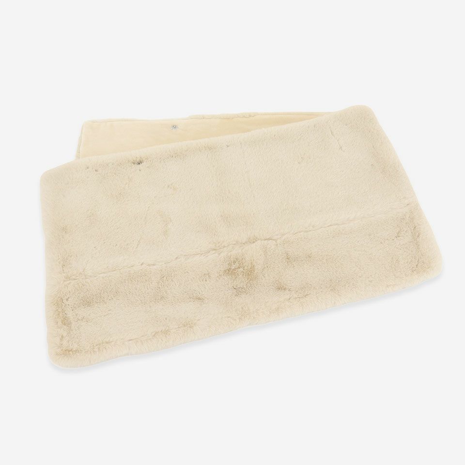 裏面にはファーと同色のしっとりなめらかなフランネル生地を使い上品に仕上げています／カラー：アイボリー