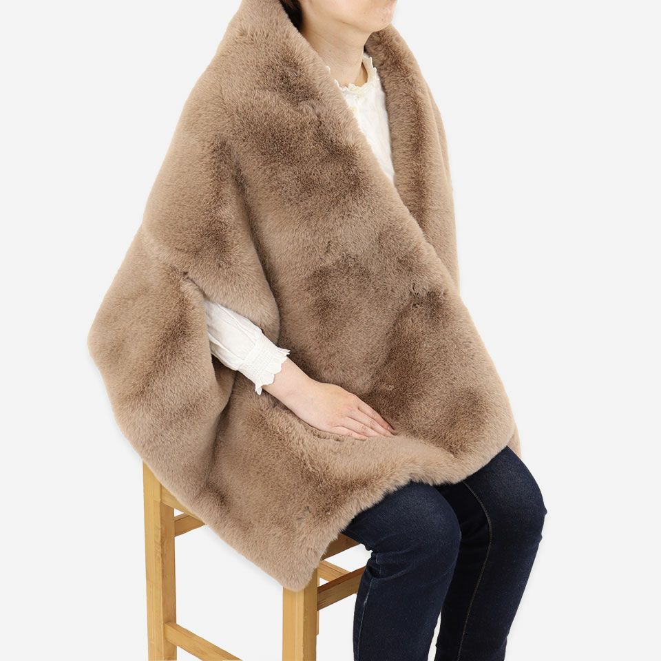 袖通しの穴があるスタイルのケープブランケットです／カラー：ベージュ