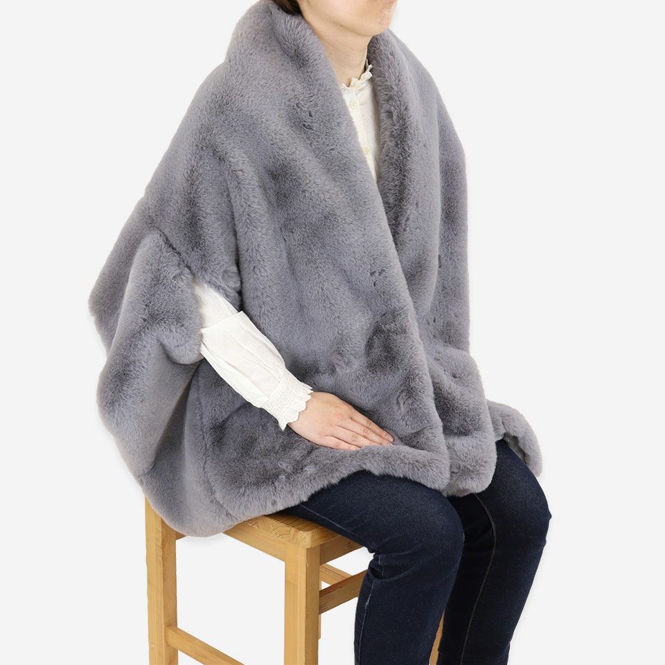 袖通しの穴があるスタイルのケープブランケットです／カラー：グレー