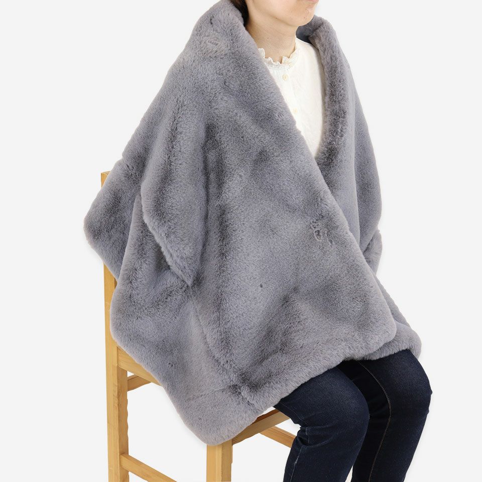 スナップがついているので肩掛けしても落ちにくい仕様です／カラー：グレー