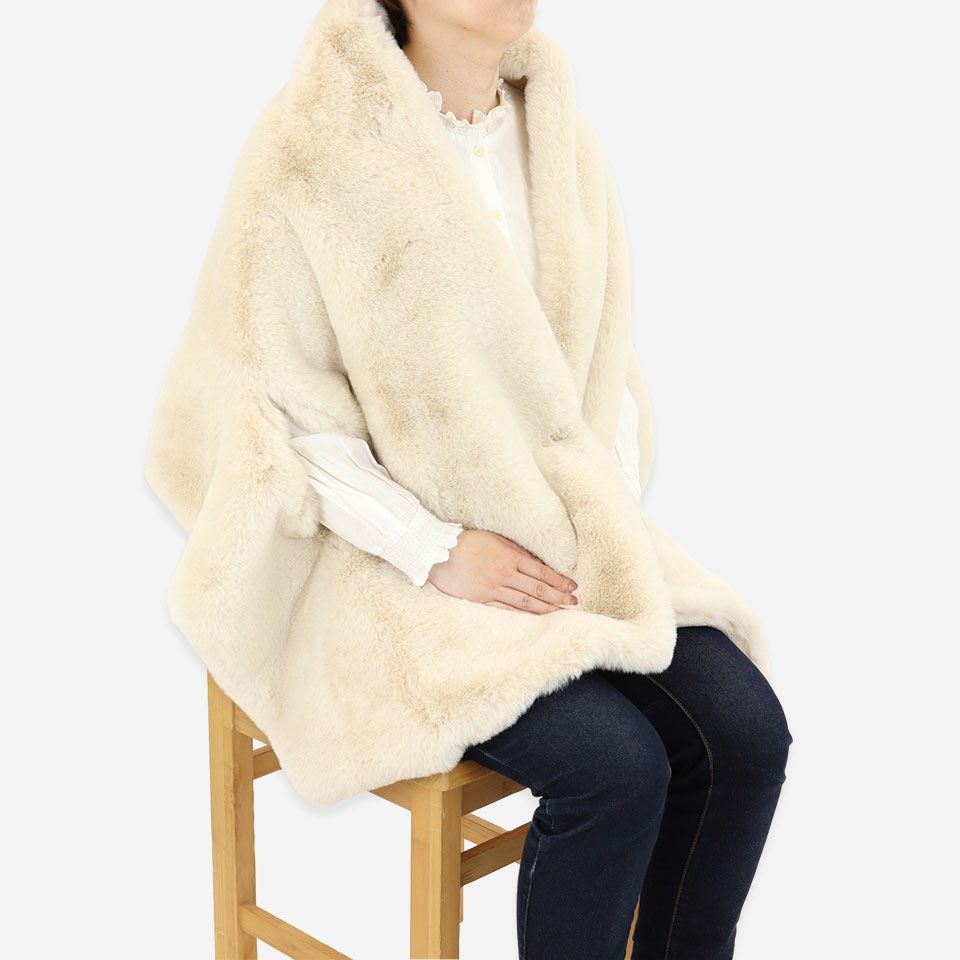 袖通しの穴があるスタイルのケープブランケットです／カラー：アイボリー