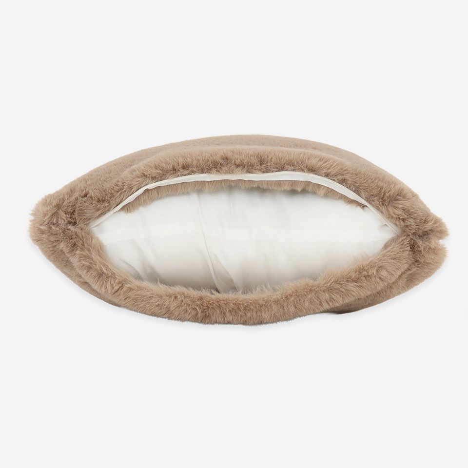 生地の色目に合わせたファスナー色を使用し、ファスナー部分に生地を片側から被せています